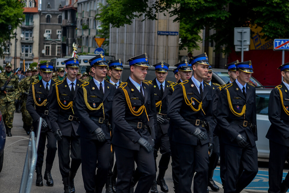 Na placu Sejmu Śląskiego pojawiły się wczoraj czołgi, wyrzutnie rakiet, radiowozy, baterie dział i tłumy ludzi, chętnych by podziwiać piknik militarny z udziałem polskich służb mundurowych. Pogoda dopisała, frekwencja nie zawiodła, orkiestra zagrała, a oficjele mieli okazję do przemówień.