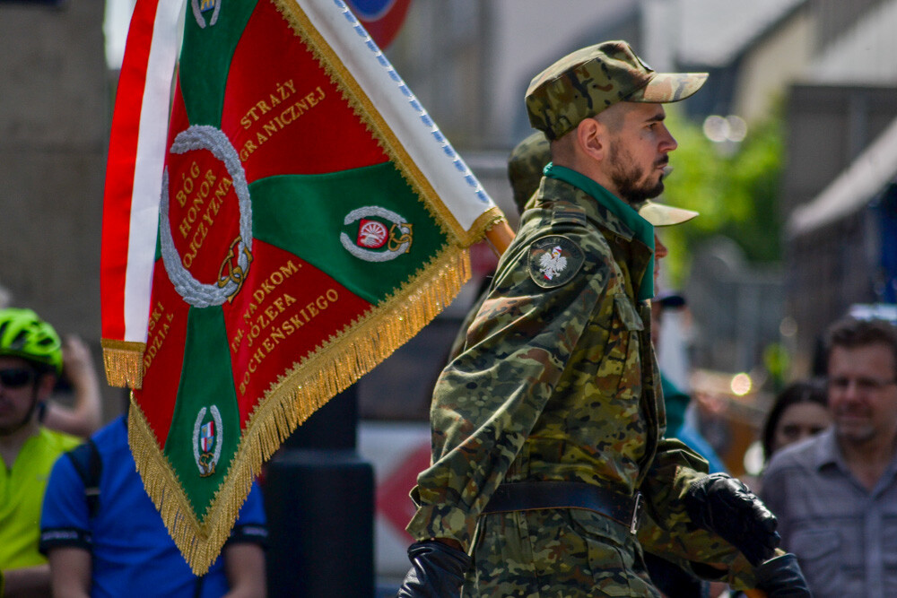 Na placu Sejmu Śląskiego pojawiły się wczoraj czołgi, wyrzutnie rakiet, radiowozy, baterie dział i tłumy ludzi, chętnych by podziwiać piknik militarny z udziałem polskich służb mundurowych. Pogoda dopisała, frekwencja nie zawiodła, orkiestra zagrała, a oficjele mieli okazję do przemówień.