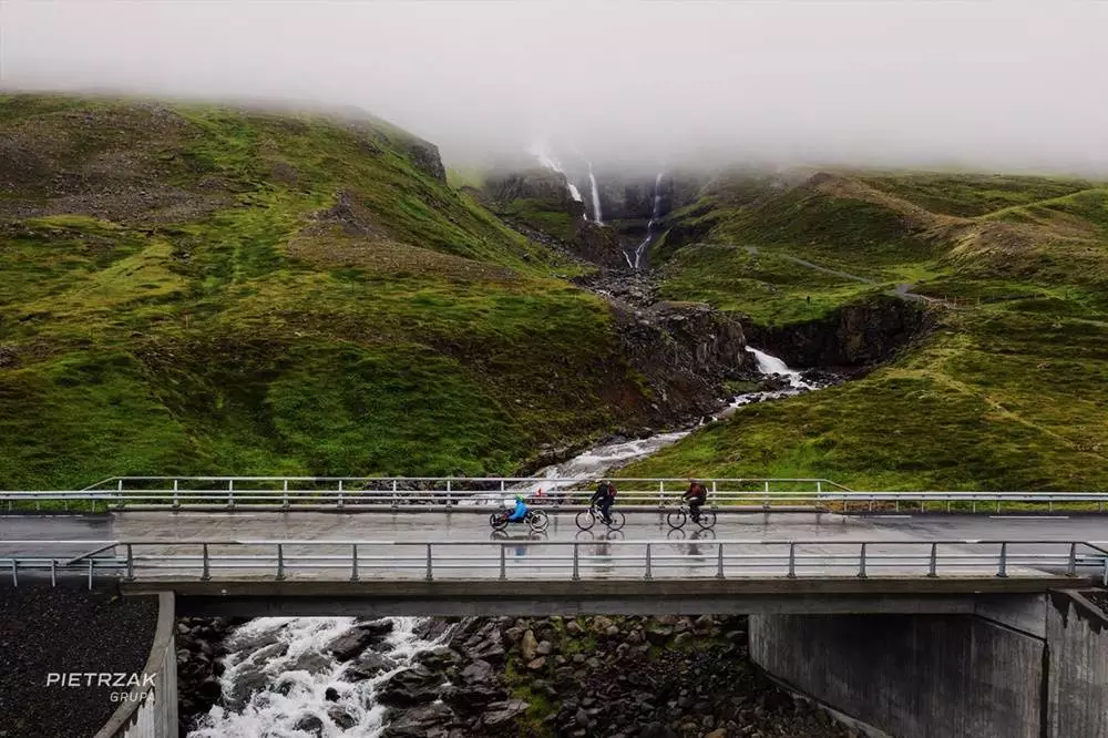 Pierwszy tydzień wyprawy "Rowerem przez Islandię". Niepełnosprawny mieszkaniec Katowic - Dariusz Sobczak wraz z rodziną i ekipą fotograficzną pokonują kolejne kilometry w aurze, która nie zawsze sprzyja rowerowym wyprawom.