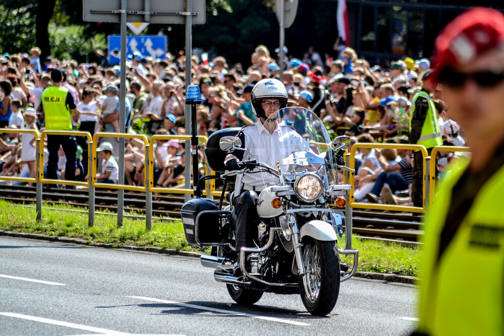 Odziały policji na motocyklach.