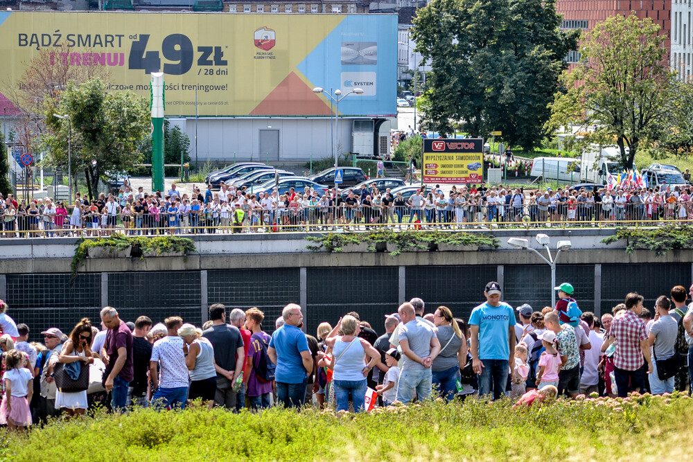 Tłum ludzi zebrał się w centrum Katowic, by podziwiać wielką defiladę polskiej armii i służb mundurowych, którą uczczono Święto Wojska Polskiego oraz stulecie Powstań Śląskich. Byliśmy tam i mamy zdjęcia.