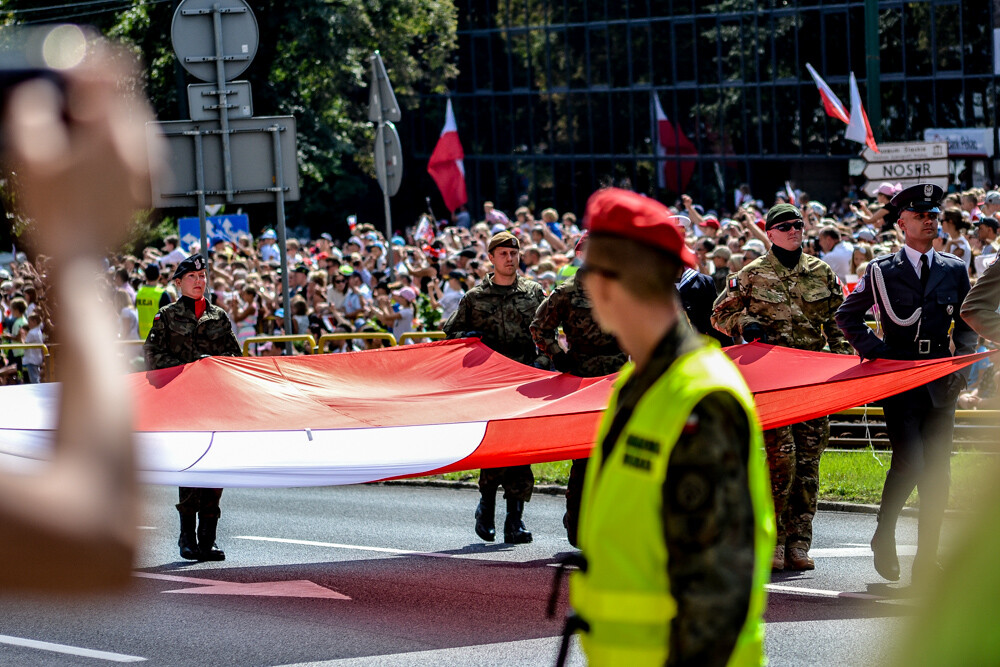 Tłum ludzi zebrał się w centrum Katowic, by podziwiać wielką defiladę polskiej armii i służb mundurowych, którą uczczono Święto Wojska Polskiego oraz stulecie Powstań Śląskich. Byliśmy tam i mamy zdjęcia.