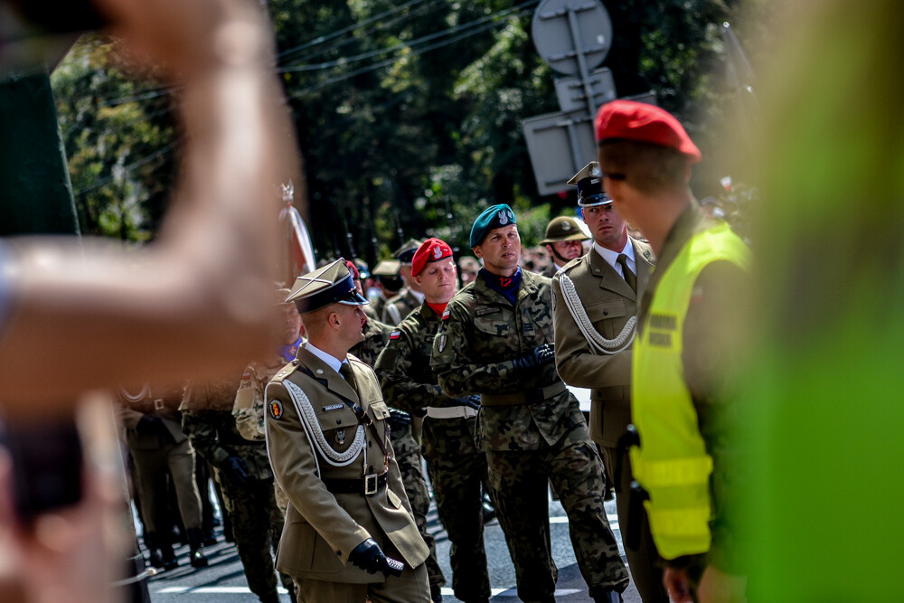 Tłum ludzi zebrał się w centrum Katowic, by podziwiać wielką defiladę polskiej armii i służb mundurowych, którą uczczono Święto Wojska Polskiego oraz stulecie Powstań Śląskich. Byliśmy tam i mamy zdjęcia.