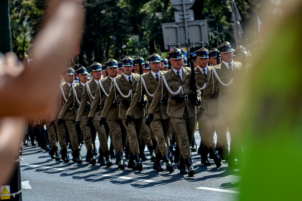 Tłum ludzi zebrał się w centrum Katowic, by podziwiać wielką defiladę polskiej armii i służb mundurowych, którą uczczono Święto Wojska Polskiego oraz stulecie Powstań Śląskich. Byliśmy tam i mamy zdjęcia.