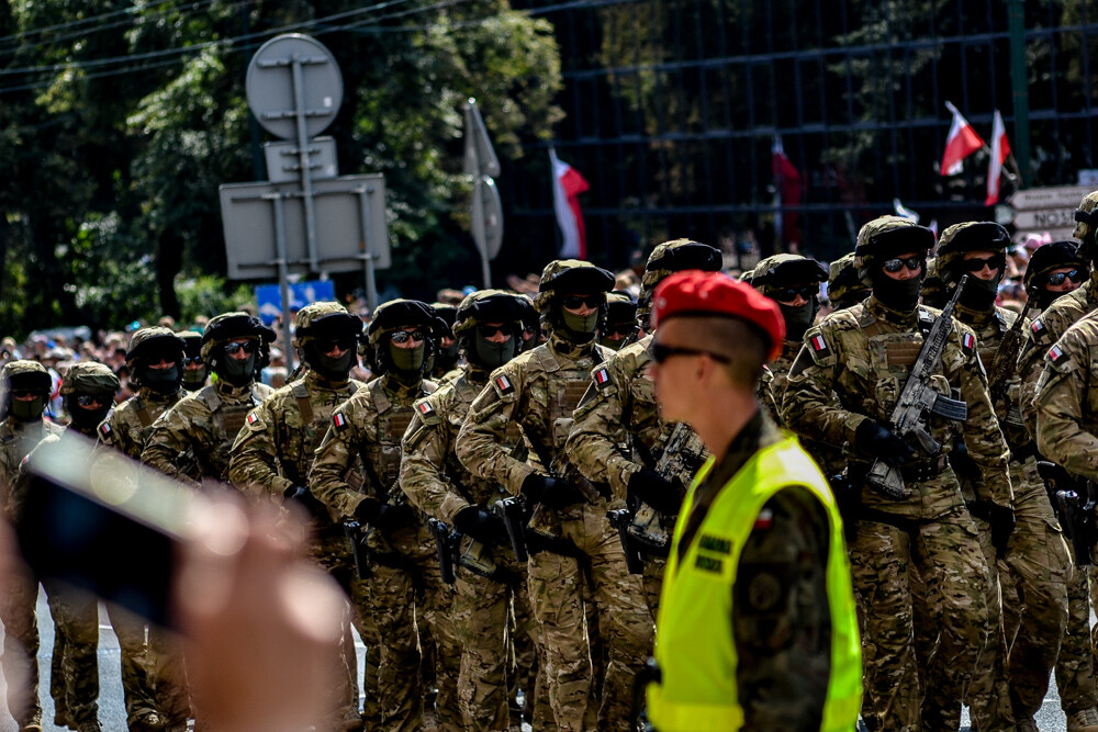 Tłum ludzi zebrał się w centrum Katowic, by podziwiać wielką defiladę polskiej armii i służb mundurowych, którą uczczono Święto Wojska Polskiego oraz stulecie Powstań Śląskich. Byliśmy tam i mamy zdjęcia.