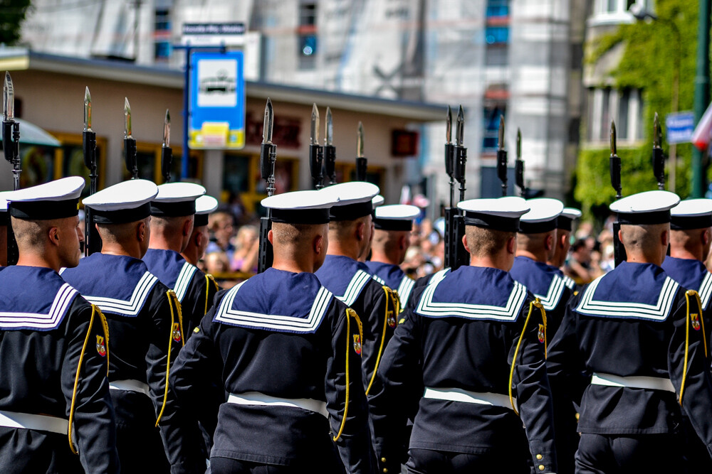 Tłum ludzi zebrał się w centrum Katowic, by podziwiać wielką defiladę polskiej armii i służb mundurowych, którą uczczono Święto Wojska Polskiego oraz stulecie Powstań Śląskich. Byliśmy tam i mamy zdjęcia.