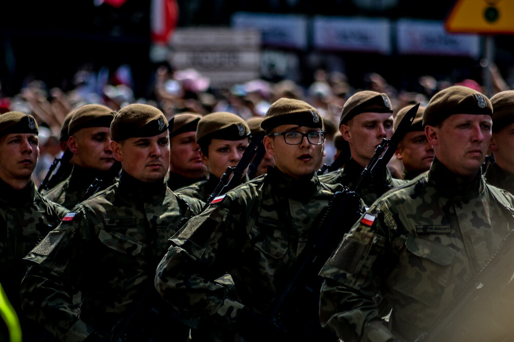 Tłum ludzi zebrał się w centrum Katowic, by podziwiać wielką defiladę polskiej armii i służb mundurowych, którą uczczono Święto Wojska Polskiego oraz stulecie Powstań Śląskich. Byliśmy tam i mamy zdjęcia.