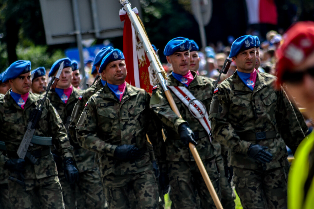 Tłum ludzi zebrał się w centrum Katowic, by podziwiać wielką defiladę polskiej armii i służb mundurowych, którą uczczono Święto Wojska Polskiego oraz stulecie Powstań Śląskich. Byliśmy tam i mamy zdjęcia.
