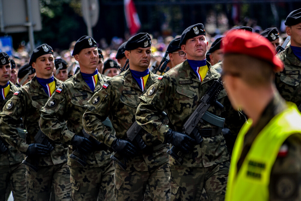 Tłum ludzi zebrał się w centrum Katowic, by podziwiać wielką defiladę polskiej armii i służb mundurowych, którą uczczono Święto Wojska Polskiego oraz stulecie Powstań Śląskich. Byliśmy tam i mamy zdjęcia.
