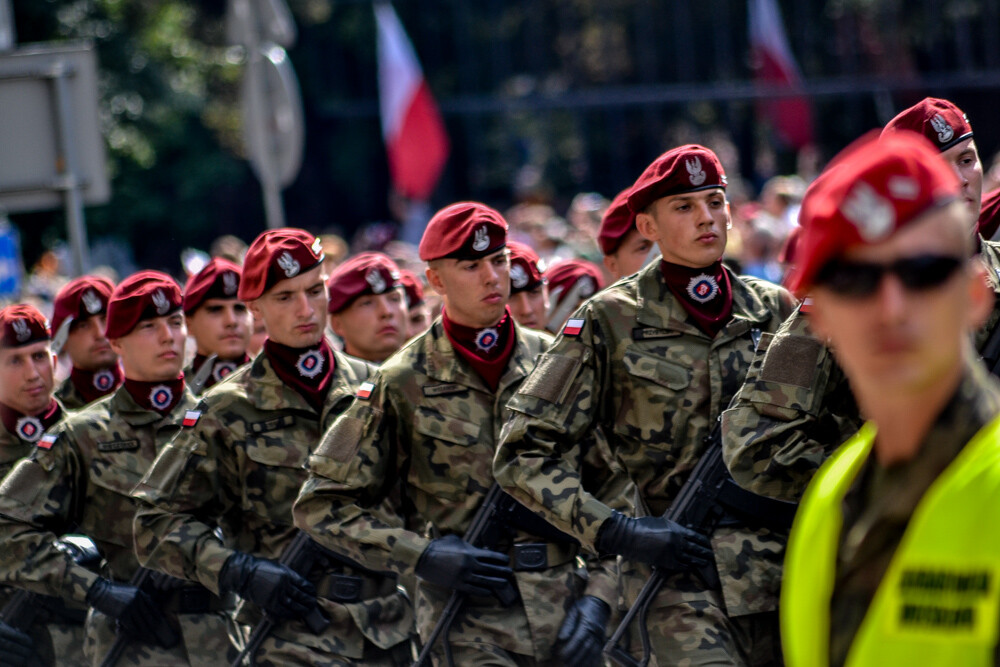 Tłum ludzi zebrał się w centrum Katowic, by podziwiać wielką defiladę polskiej armii i służb mundurowych, którą uczczono Święto Wojska Polskiego oraz stulecie Powstań Śląskich. Byliśmy tam i mamy zdjęcia.
