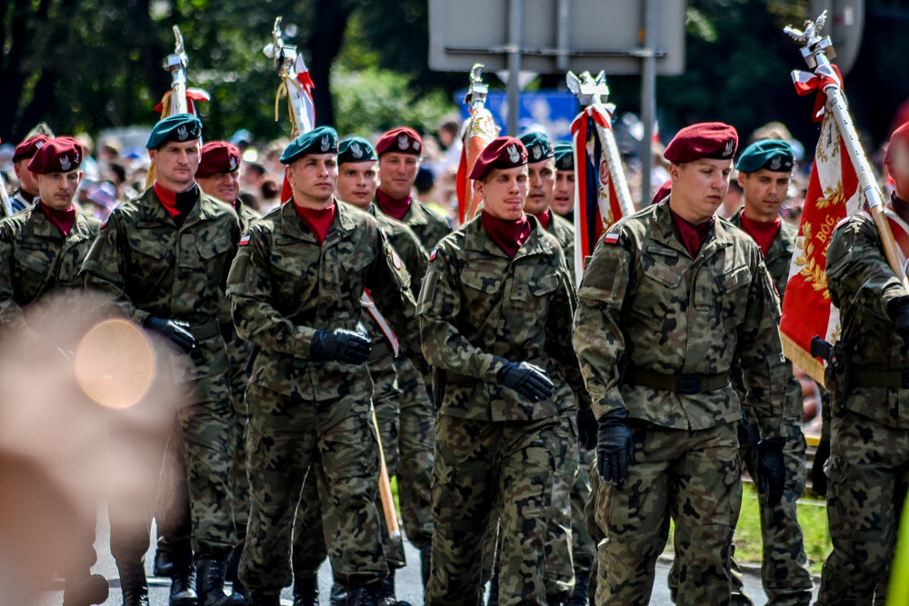Tłum ludzi zebrał się w centrum Katowic, by podziwiać wielką defiladę polskiej armii i służb mundurowych, którą uczczono Święto Wojska Polskiego oraz stulecie Powstań Śląskich. Byliśmy tam i mamy zdjęcia.