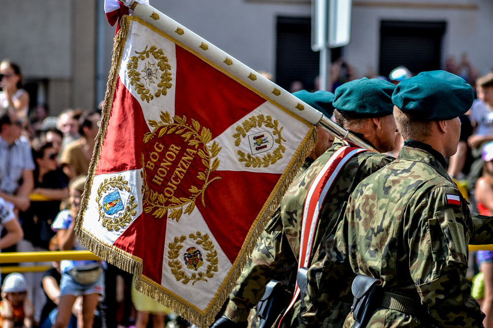 Tłum ludzi zebrał się w centrum Katowic, by podziwiać wielką defiladę polskiej armii i służb mundurowych, którą uczczono Święto Wojska Polskiego oraz stulecie Powstań Śląskich. Byliśmy tam i mamy zdjęcia.