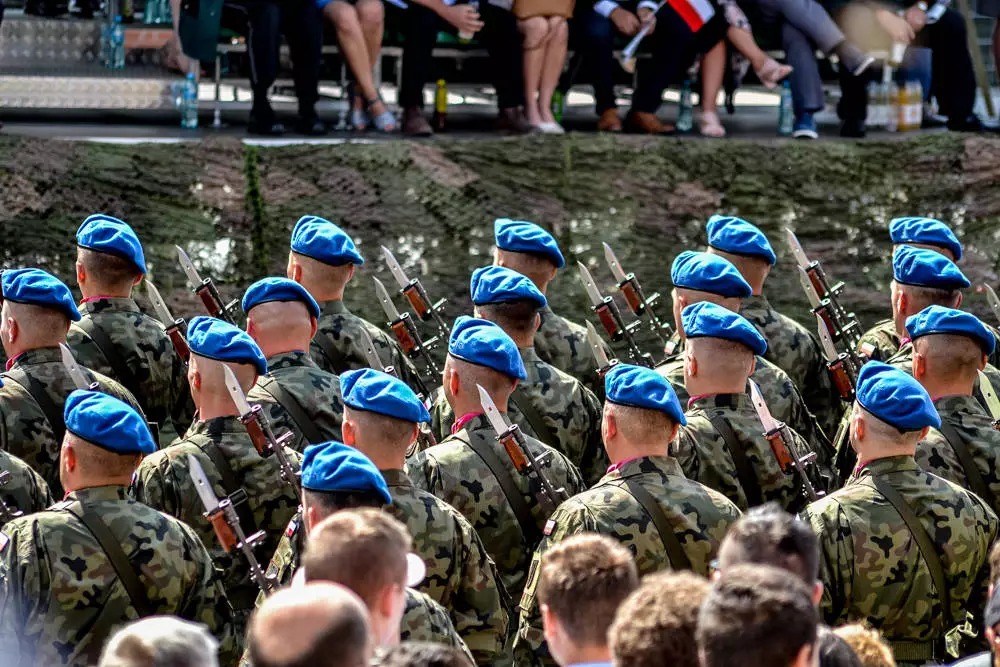 Tłum ludzi zebrał się w centrum Katowic, by podziwiać wielką defiladę polskiej armii i służb mundurowych, którą uczczono Święto Wojska Polskiego oraz stulecie Powstań Śląskich. Byliśmy tam i mamy zdjęcia.