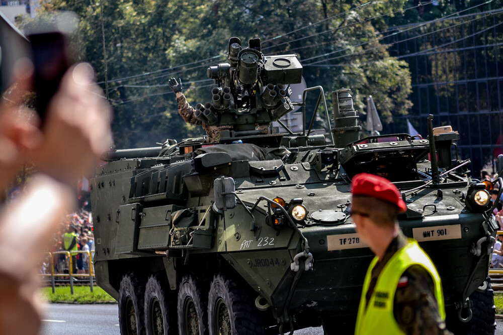 Tłum ludzi zebrał się w centrum Katowic, by podziwiać wielką defiladę polskiej armii i służb mundurowych, którą uczczono Święto Wojska Polskiego oraz stulecie Powstań Śląskich. Byliśmy tam i mamy zdjęcia.