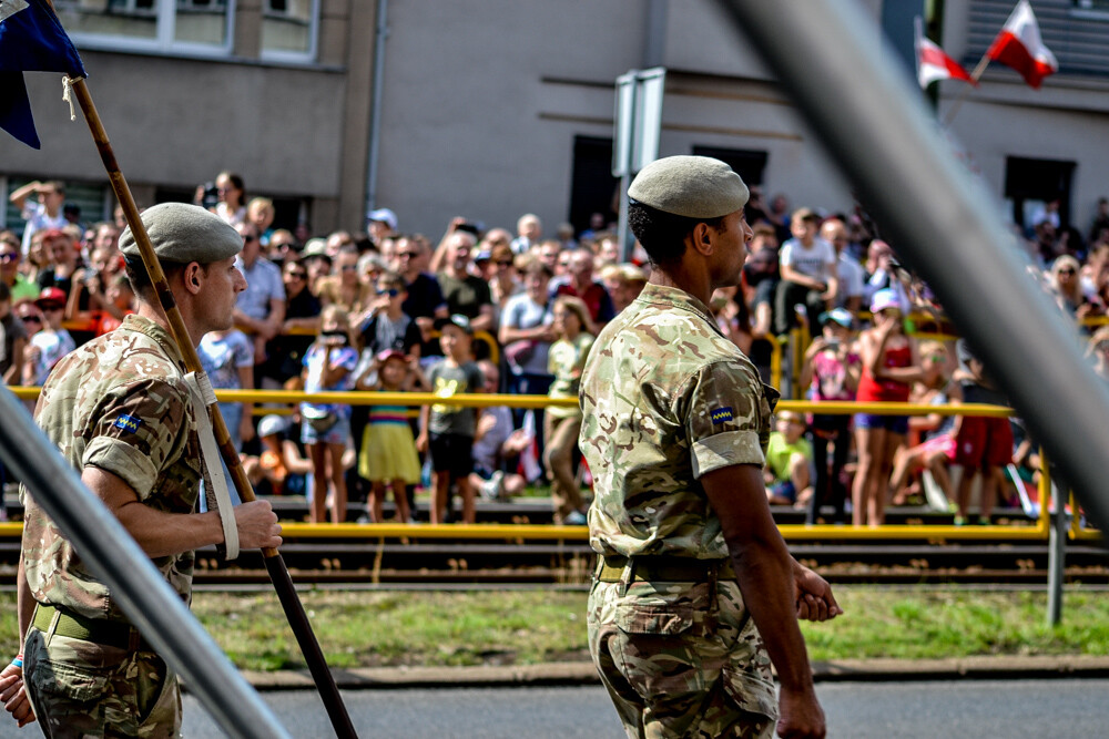 Tłum ludzi zebrał się w centrum Katowic, by podziwiać wielką defiladę polskiej armii i służb mundurowych, którą uczczono Święto Wojska Polskiego oraz stulecie Powstań Śląskich. Byliśmy tam i mamy zdjęcia.