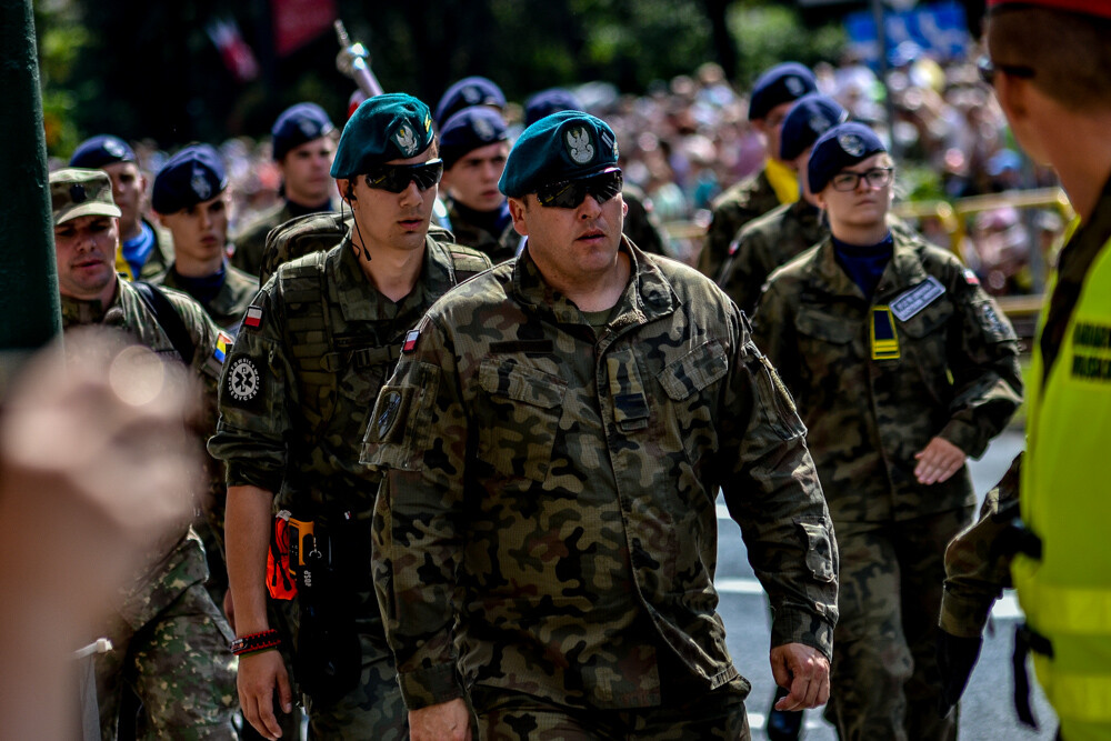 Tłum ludzi zebrał się w centrum Katowic, by podziwiać wielką defiladę polskiej armii i służb mundurowych, którą uczczono Święto Wojska Polskiego oraz stulecie Powstań Śląskich. Byliśmy tam i mamy zdjęcia.