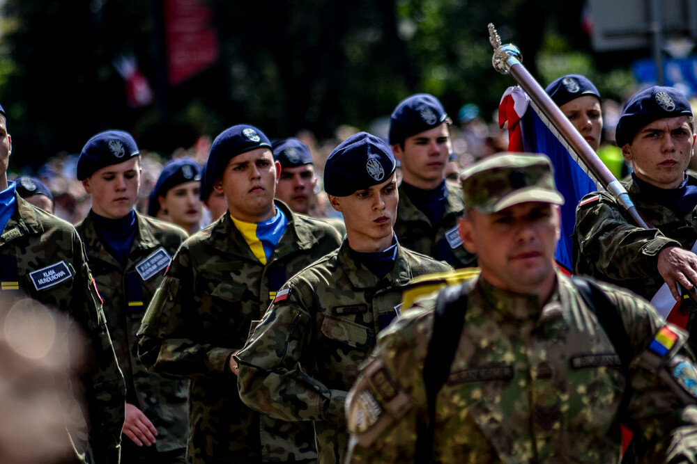 Tłum ludzi zebrał się w centrum Katowic, by podziwiać wielką defiladę polskiej armii i służb mundurowych, którą uczczono Święto Wojska Polskiego oraz stulecie Powstań Śląskich. Byliśmy tam i mamy zdjęcia.