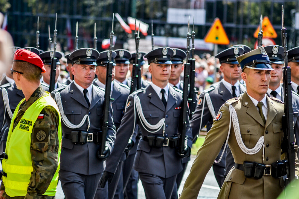Tłum ludzi zebrał się w centrum Katowic, by podziwiać wielką defiladę polskiej armii i służb mundurowych, którą uczczono Święto Wojska Polskiego oraz stulecie Powstań Śląskich. Byliśmy tam i mamy zdjęcia.