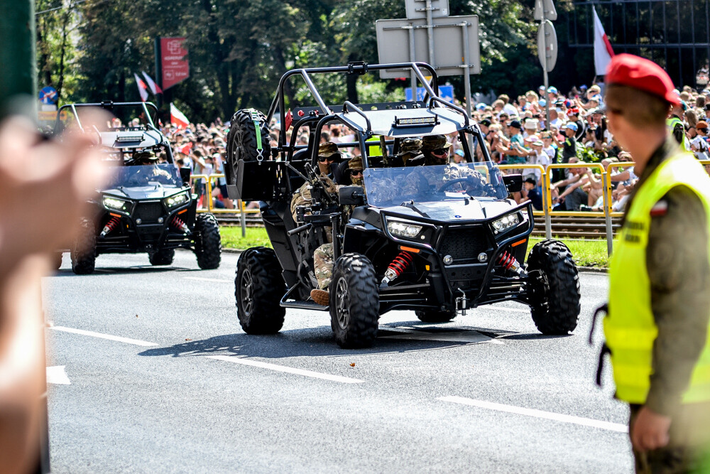Tłum ludzi zebrał się w centrum Katowic, by podziwiać wielką defiladę polskiej armii i służb mundurowych, którą uczczono Święto Wojska Polskiego oraz stulecie Powstań Śląskich. Byliśmy tam i mamy zdjęcia.