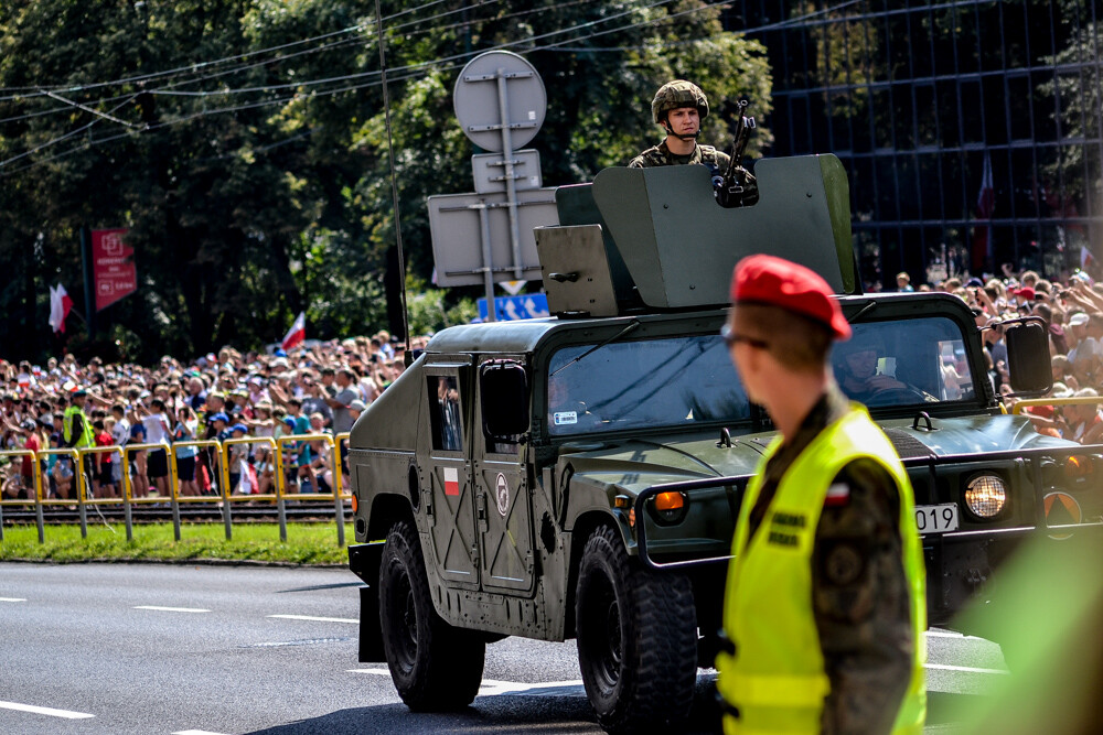 Tłum ludzi zebrał się w centrum Katowic, by podziwiać wielką defiladę polskiej armii i służb mundurowych, którą uczczono Święto Wojska Polskiego oraz stulecie Powstań Śląskich. Byliśmy tam i mamy zdjęcia.