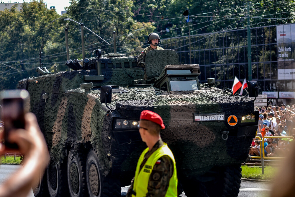 Tłum ludzi zebrał się w centrum Katowic, by podziwiać wielką defiladę polskiej armii i służb mundurowych, którą uczczono Święto Wojska Polskiego oraz stulecie Powstań Śląskich. Byliśmy tam i mamy zdjęcia.