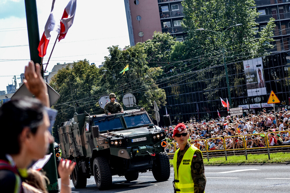 Tłum ludzi zebrał się w centrum Katowic, by podziwiać wielką defiladę polskiej armii i służb mundurowych, którą uczczono Święto Wojska Polskiego oraz stulecie Powstań Śląskich. Byliśmy tam i mamy zdjęcia.