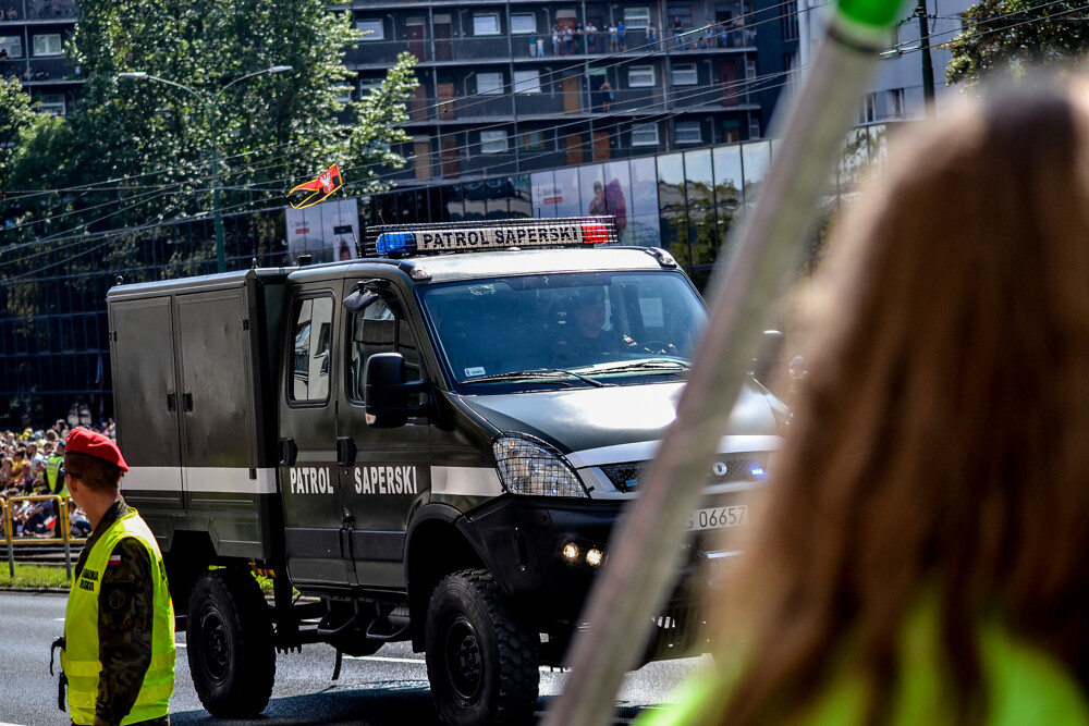 Tłum ludzi zebrał się w centrum Katowic, by podziwiać wielką defiladę polskiej armii i służb mundurowych, którą uczczono Święto Wojska Polskiego oraz stulecie Powstań Śląskich. Byliśmy tam i mamy zdjęcia.