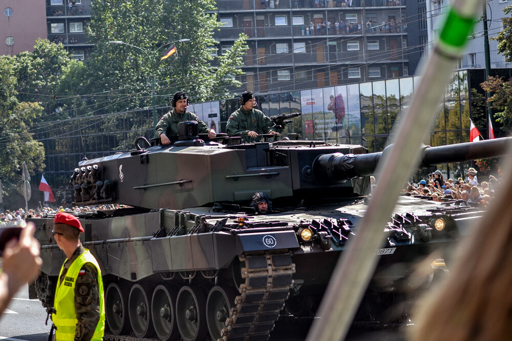 Tłum ludzi zebrał się w centrum Katowic, by podziwiać wielką defiladę polskiej armii i służb mundurowych, którą uczczono Święto Wojska Polskiego oraz stulecie Powstań Śląskich. Byliśmy tam i mamy zdjęcia.