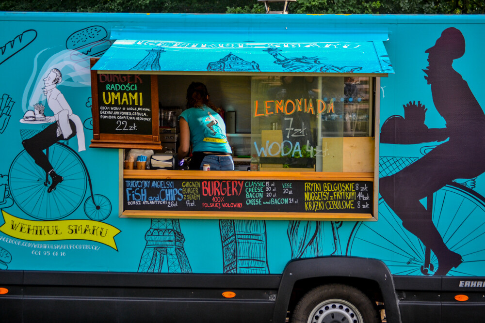 Sobota i niedziela na terenie Doliny Trzech Stawów upłynęła pod znakiem deszczu, sportu, muzyki i... jedzenia. Tak, obok lotniska rozstawiło się miasteczko food trucków.