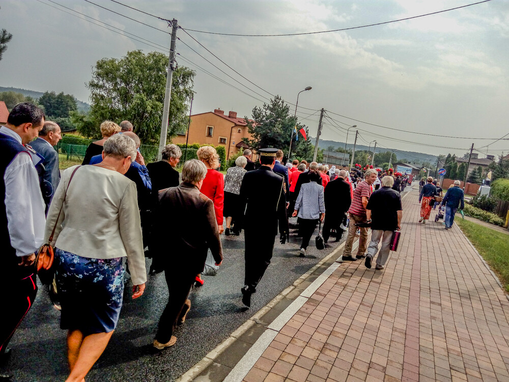Trwają dożynki miejskie, które tym razem zagościły w Kostuchnie. Kolorowa parada przeszła ulicami, kierując się do kościoła pw. Trójcy Przenajświętszej.