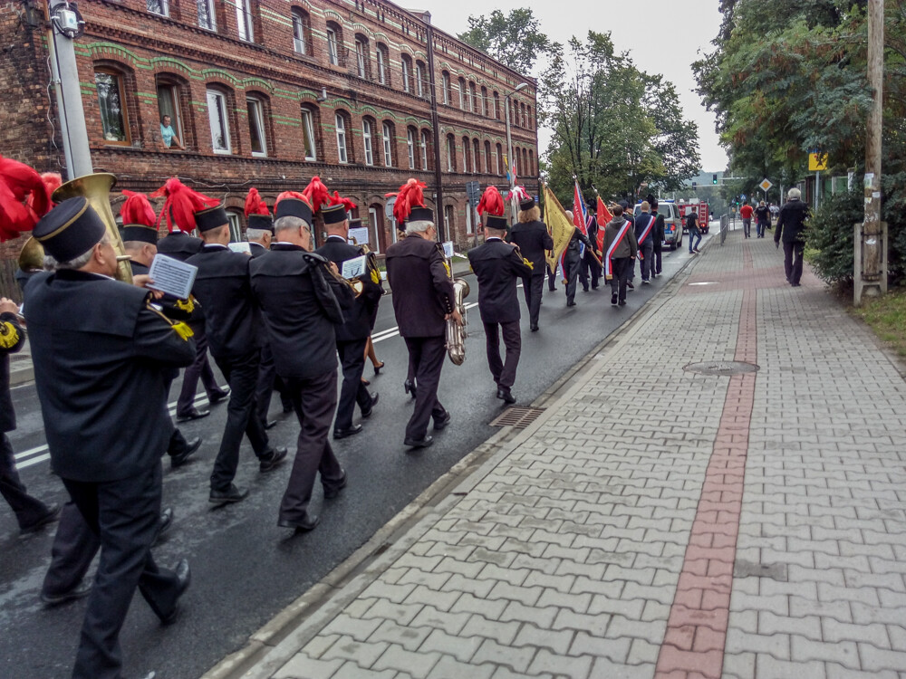 Trwają dożynki miejskie, które tym razem zagościły w Kostuchnie. Kolorowa parada przeszła ulicami, kierując się do kościoła pw. Trójcy Przenajświętszej.