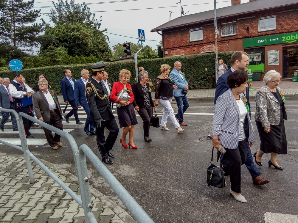 Trwają dożynki miejskie, które tym razem zagościły w Kostuchnie. Kolorowa parada przeszła ulicami, kierując się do kościoła pw. Trójcy Przenajświętszej.