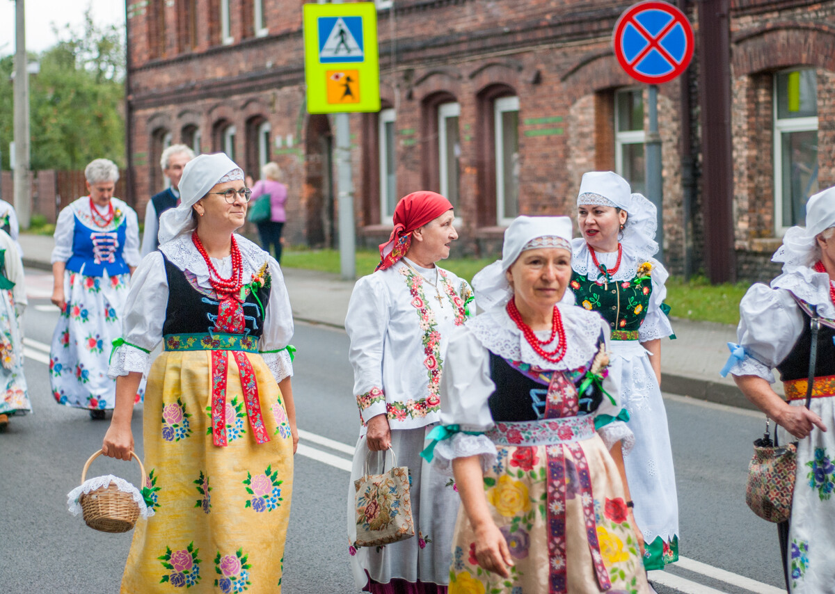 Trwają katowickie Dożynki, w godzinach popołudniowych przez Kostuchnę przeszła barwna parada, a do wieczora trwać będą zabawy i koncerty.
