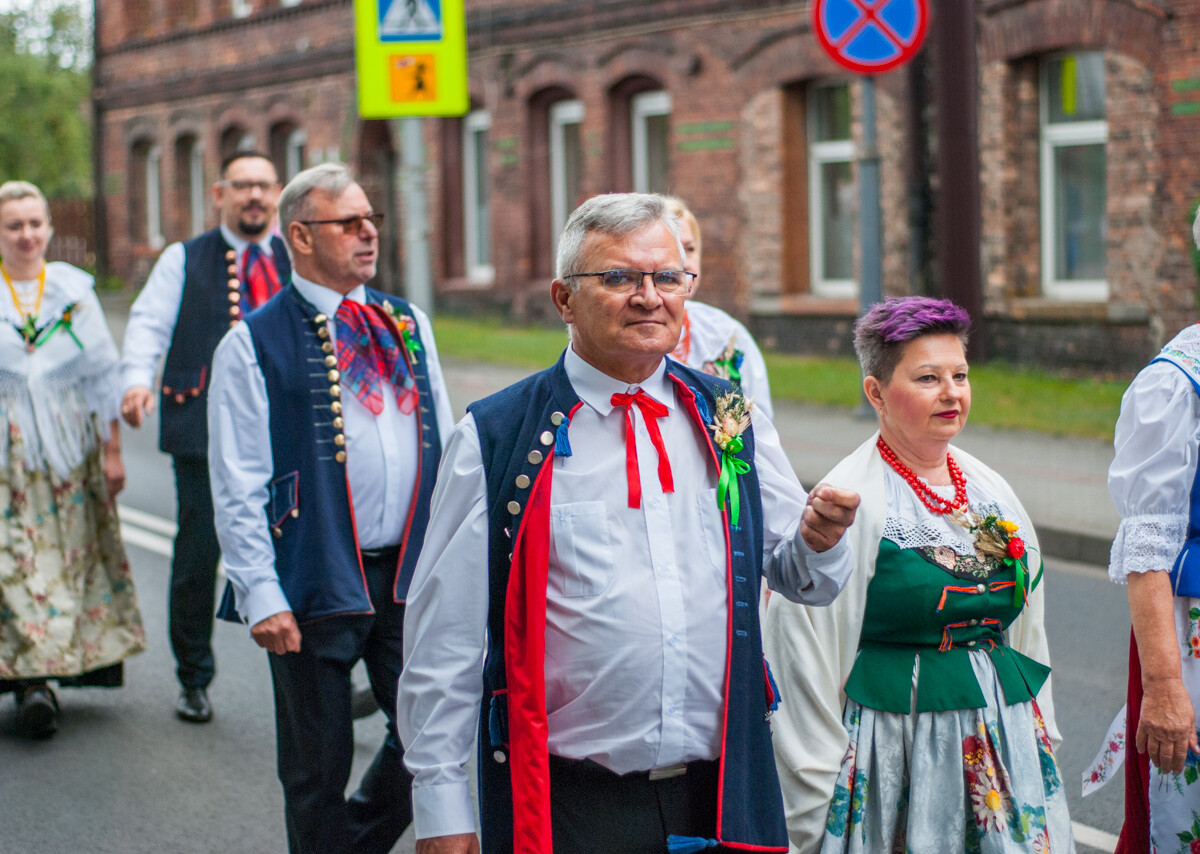 Trwają katowickie Dożynki, w godzinach popołudniowych przez Kostuchnę przeszła barwna parada, a do wieczora trwać będą zabawy i koncerty.