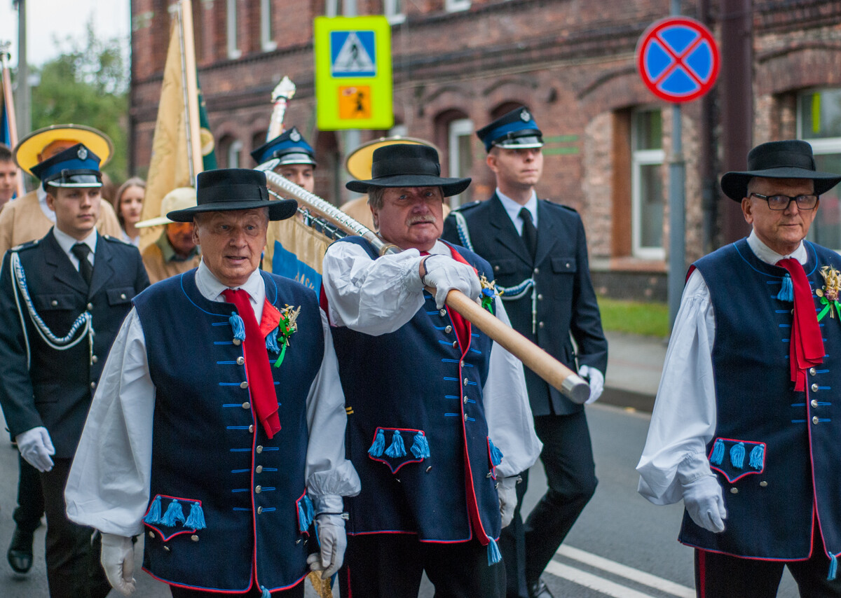Trwają katowickie Dożynki, w godzinach popołudniowych przez Kostuchnę przeszła barwna parada, a do wieczora trwać będą zabawy i koncerty.
