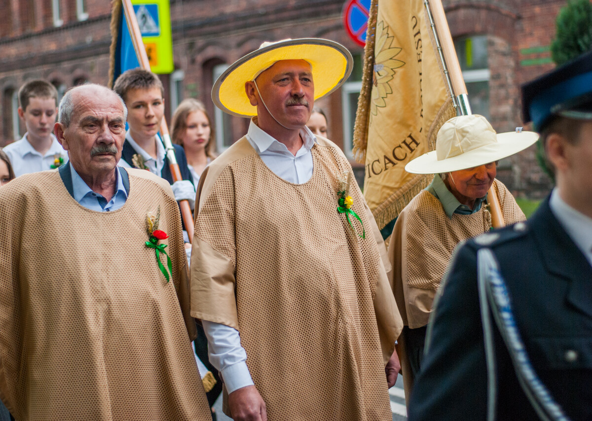 Trwają katowickie Dożynki, w godzinach popołudniowych przez Kostuchnę przeszła barwna parada, a do wieczora trwać będą zabawy i koncerty.