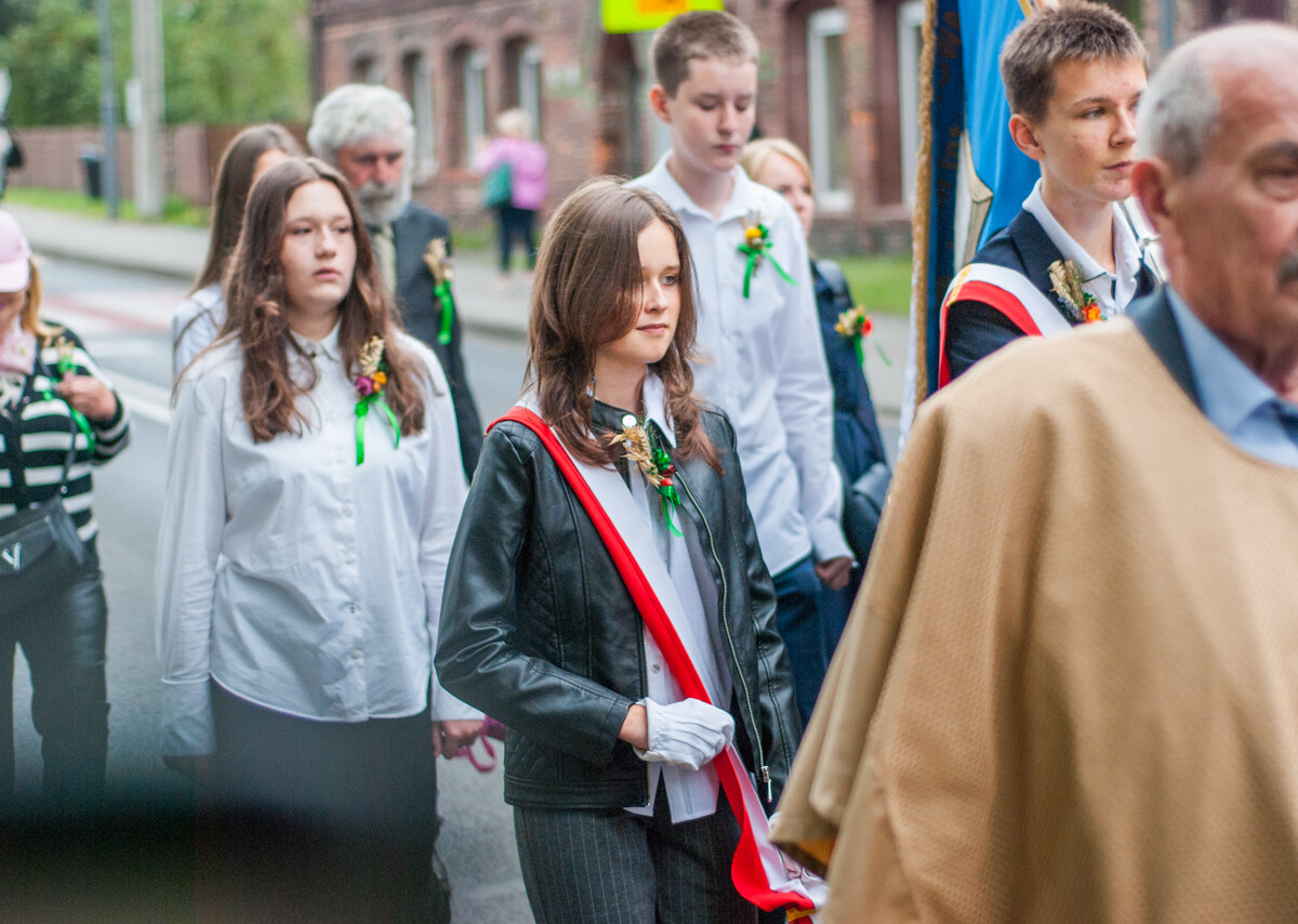 Trwają katowickie Dożynki, w godzinach popołudniowych przez Kostuchnę przeszła barwna parada, a do wieczora trwać będą zabawy i koncerty.