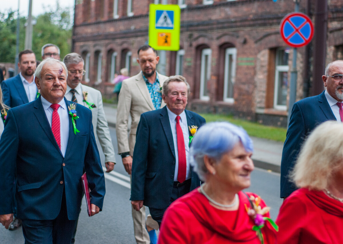 Trwają katowickie Dożynki, w godzinach popołudniowych przez Kostuchnę przeszła barwna parada, a do wieczora trwać będą zabawy i koncerty.