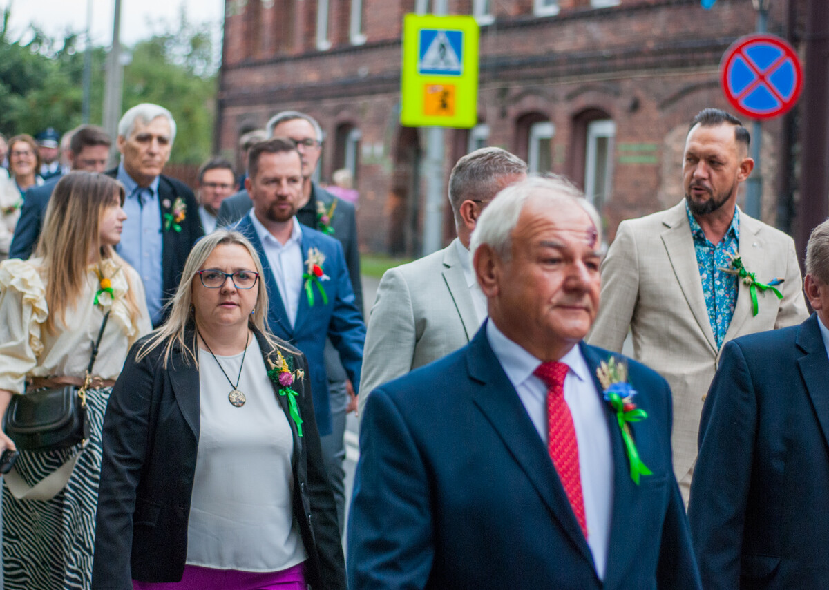Trwają katowickie Dożynki, w godzinach popołudniowych przez Kostuchnę przeszła barwna parada, a do wieczora trwać będą zabawy i koncerty.