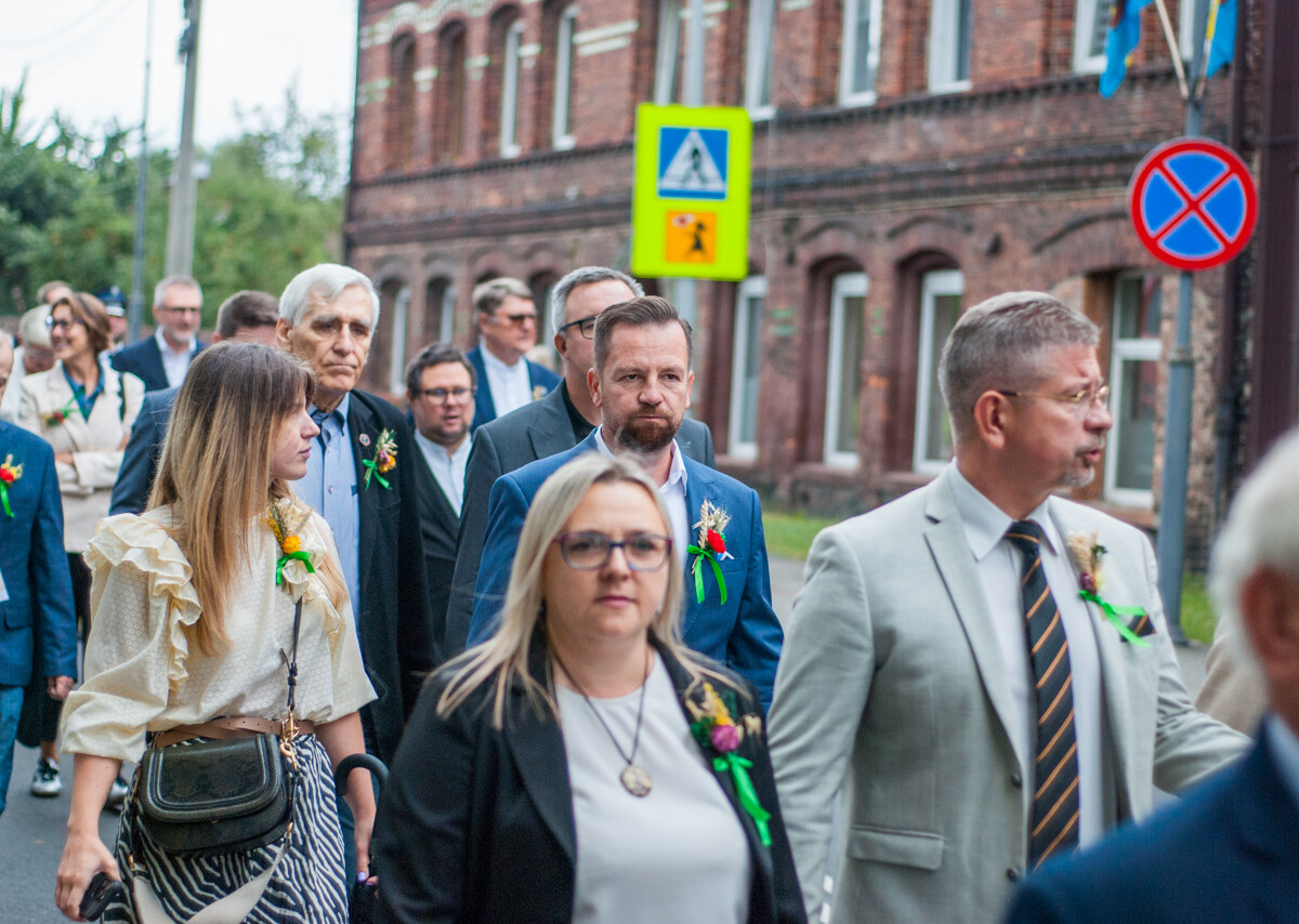 Trwają katowickie Dożynki, w godzinach popołudniowych przez Kostuchnę przeszła barwna parada, a do wieczora trwać będą zabawy i koncerty.