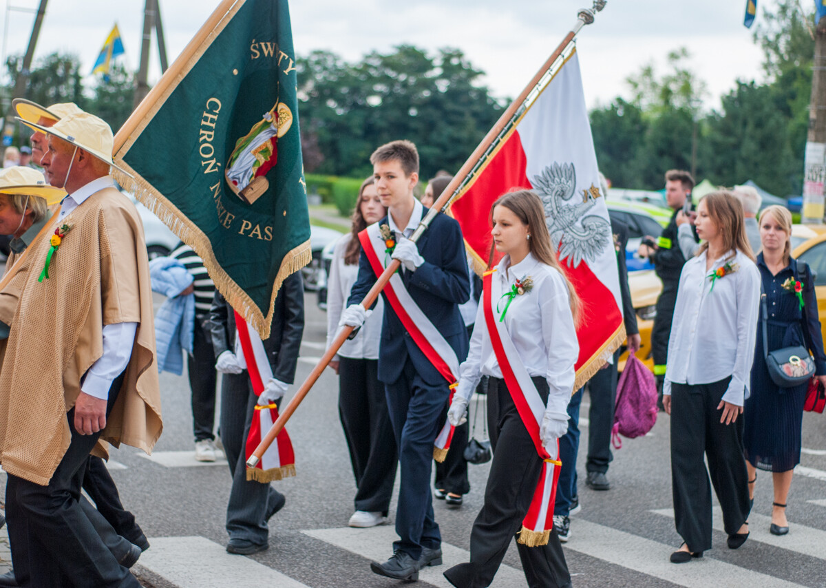 Trwają katowickie Dożynki, w godzinach popołudniowych przez Kostuchnę przeszła barwna parada, a do wieczora trwać będą zabawy i koncerty.