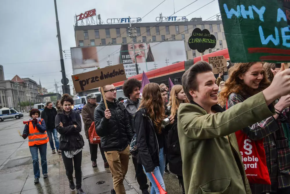 Drugi w tym roku Earth Strike przyciągnął kilkadziesiąt osób, którym los naszej planety nie jest obojętny. Z transparentami i hasłami proekologicznymi przeszli przez centrum Katowic, z Rynku na plac Marii i Lecha Kaczyńskich (plac Szewczyka).