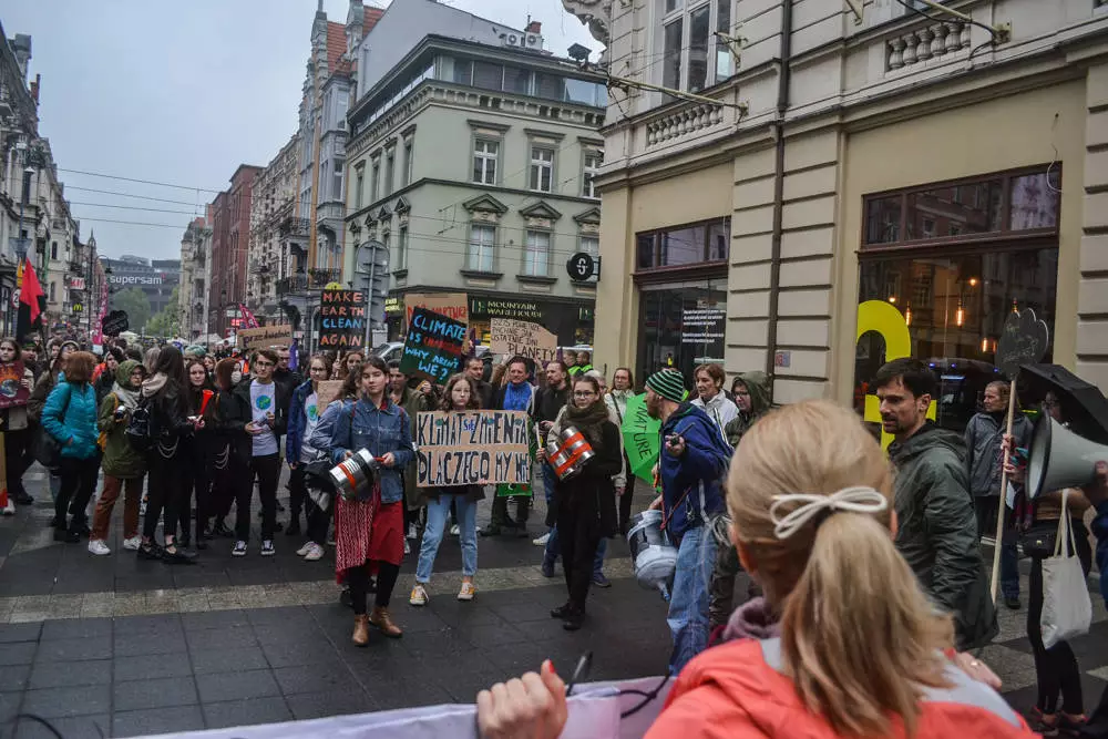 Drugi w tym roku Earth Strike przyciągnął kilkadziesiąt osób, którym los naszej planety nie jest obojętny. Z transparentami i hasłami proekologicznymi przeszli przez centrum Katowic, z Rynku na plac Marii i Lecha Kaczyńskich (plac Szewczyka).