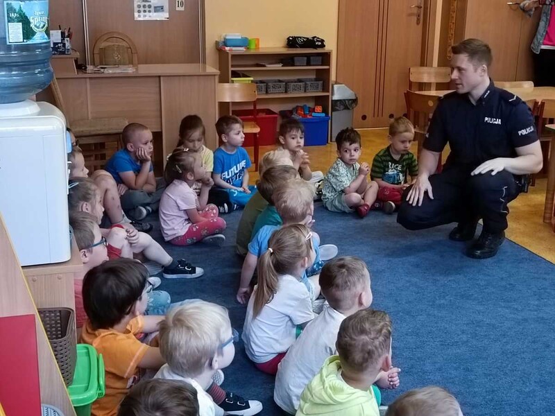 Dzielnicowi o bezpieczeństwie podczas wakacji z katowickimi przedszkolakami