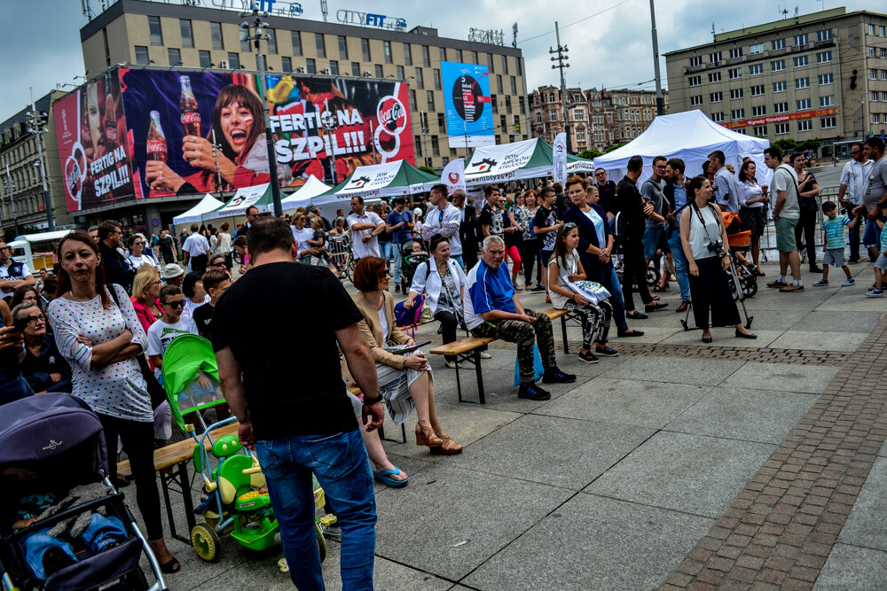 Mimo niepogody na rynku zebrał się prawdziwy tłum. Nie dziwota, bo okazja była podwójna. Dzień dziecka i finał akcji Kilometry Dobra.