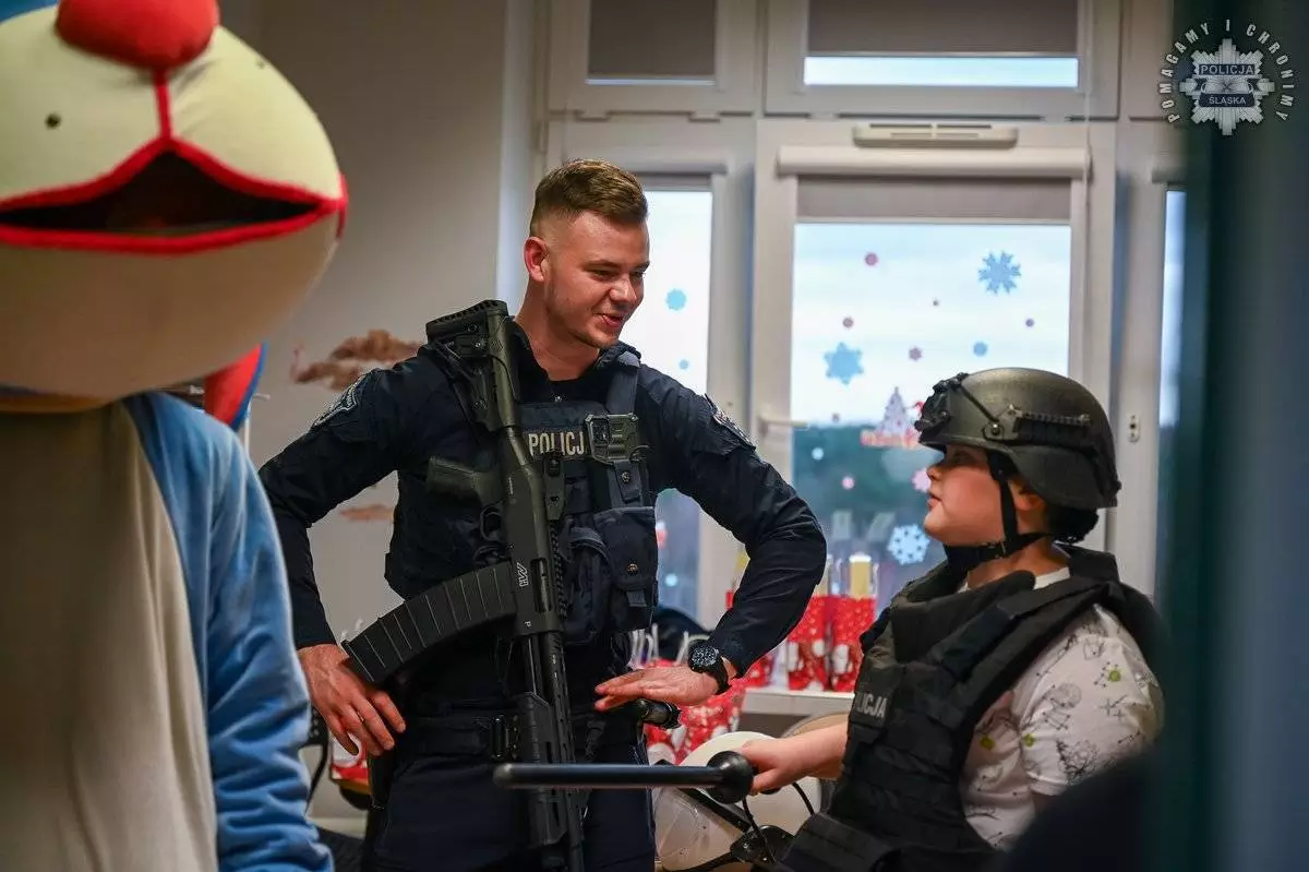 Policjanci w Górnośląskim Centrum Zdrowia Dziecka / fot. Policja Śląska