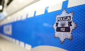 Głową uderzał w szybę zaparkowanego autobusu. Agresywny mężczyzna został hospitalizowany