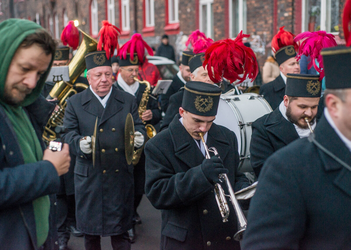 Za nami kolejna pobudka górnicza na osiedlu Nikiszowiec. Orkiestra KWK Wieczorek znów dała wspaniały pokaz, pogoda dopisała, a ludzie byli zachwyceni.