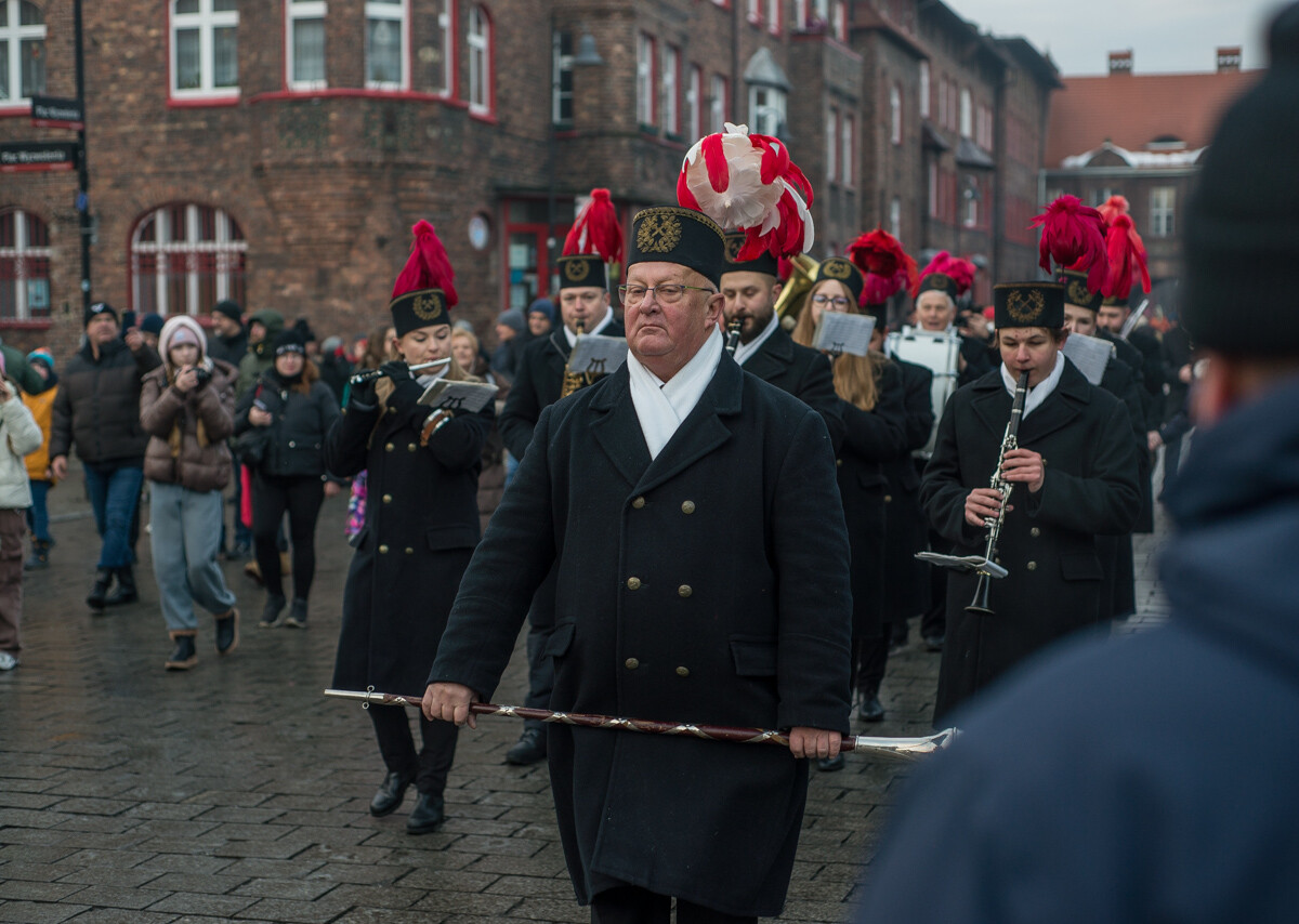 Za nami kolejna pobudka górnicza na osiedlu Nikiszowiec. Orkiestra KWK Wieczorek znów dała wspaniały pokaz, pogoda dopisała, a ludzie byli zachwyceni.