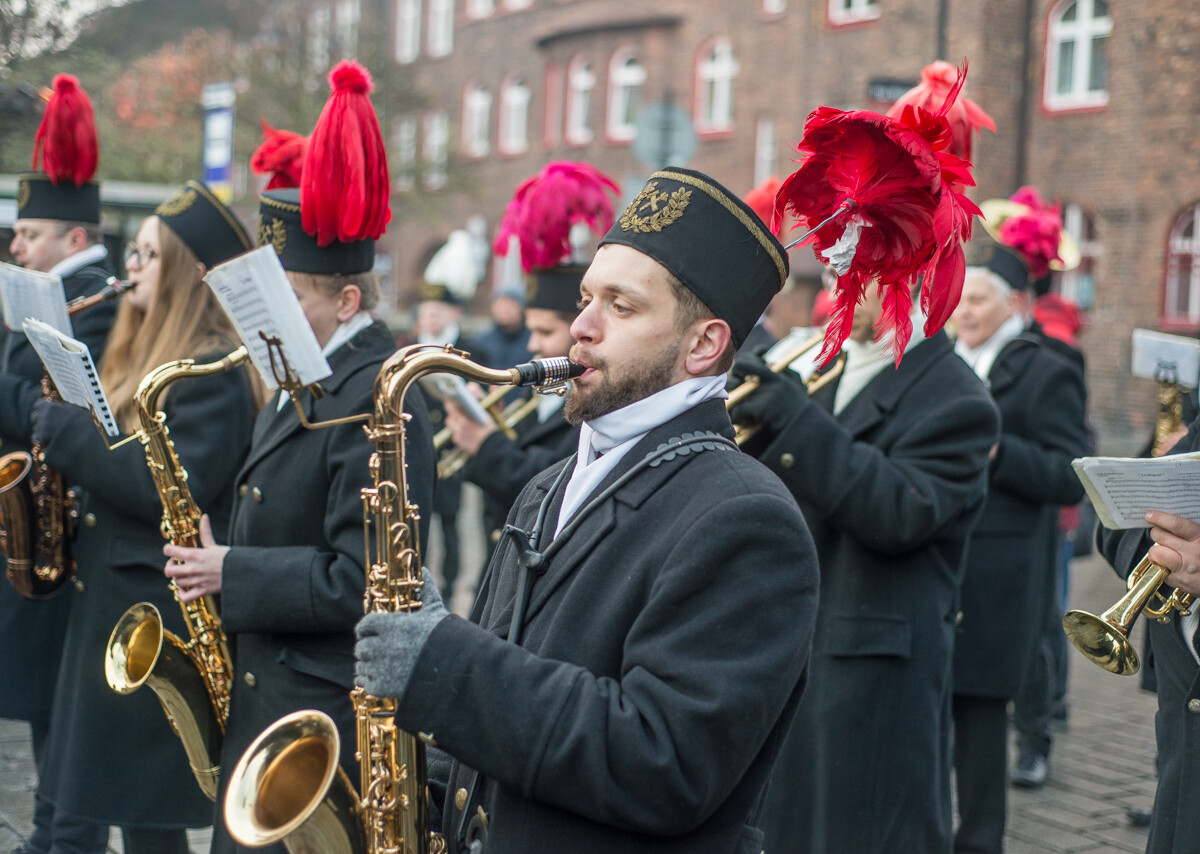 Za nami kolejna pobudka górnicza na osiedlu Nikiszowiec. Orkiestra KWK Wieczorek znów dała wspaniały pokaz, pogoda dopisała, a ludzie byli zachwyceni.
